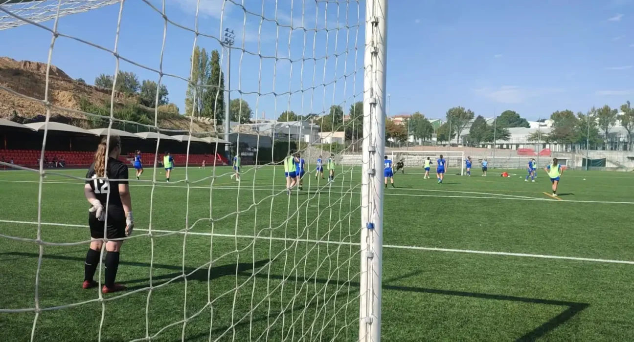 Arranque do Mundial de futebol feminino ensombrado por tiroteio - Futebol -  Correio da Manhã